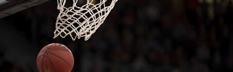 NBA季后赛篮球比赛，球员扣篮瞬间