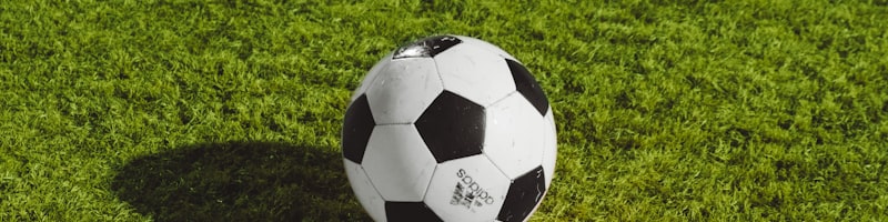 欧洲冠军联赛足球比赛现场，球员正在激烈拼抢